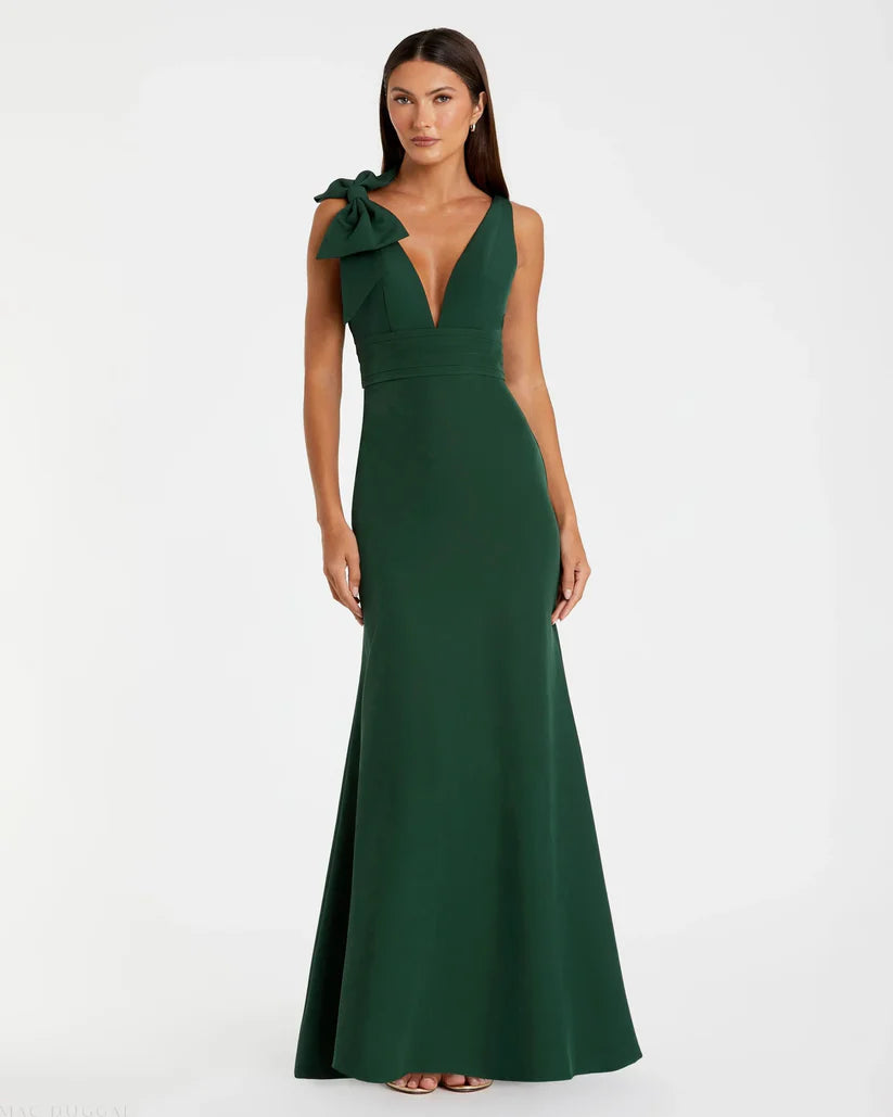 Mac Duggal - Green Sleeveless V Neck Bow Detail Mermaid Gown - US 16 Mac Duggal - Green Sleeveless V Neck Bow Detail Mermaid Gown - US 16